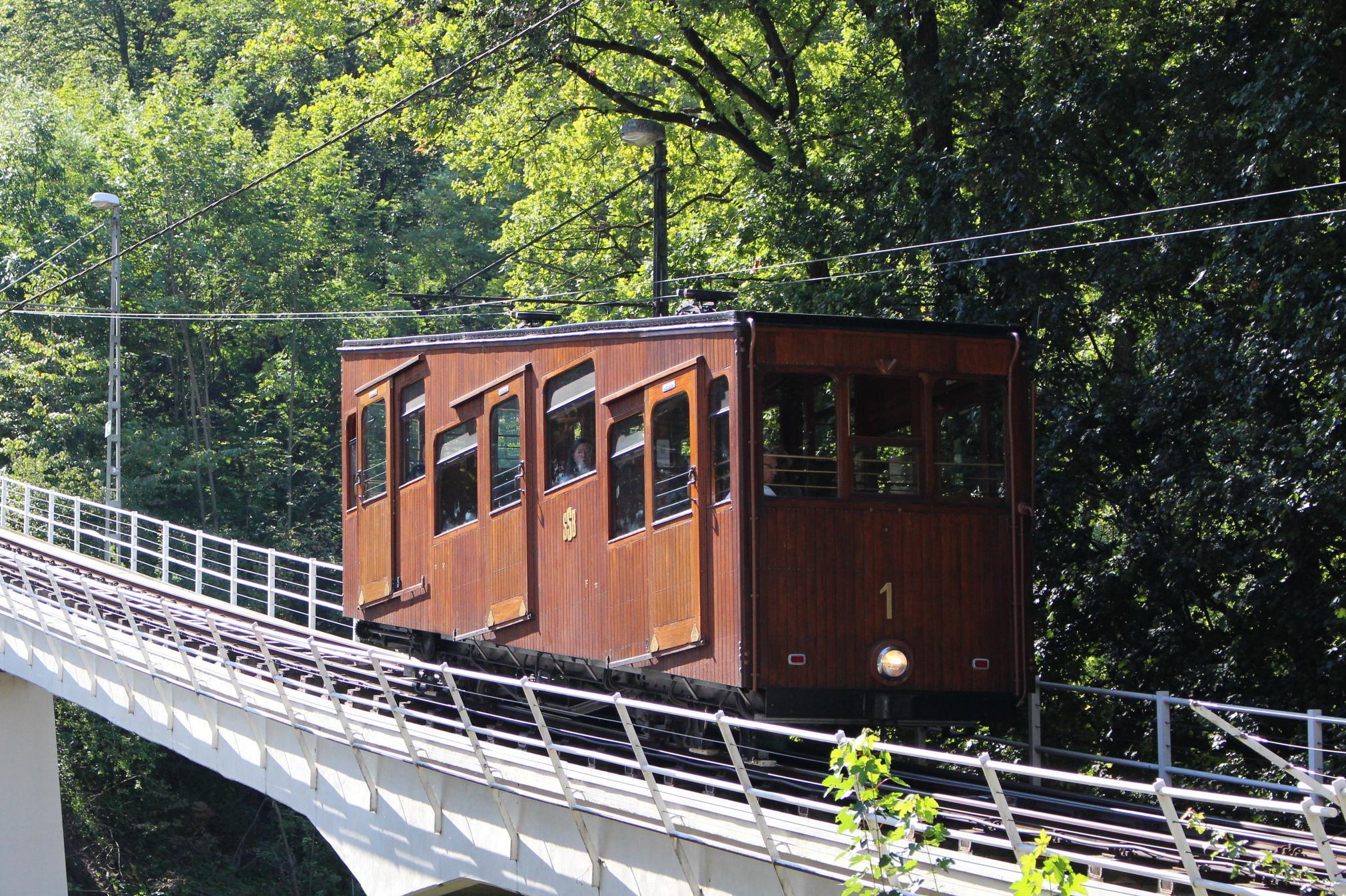 Die Seilbahn fährt auf der Brücke.