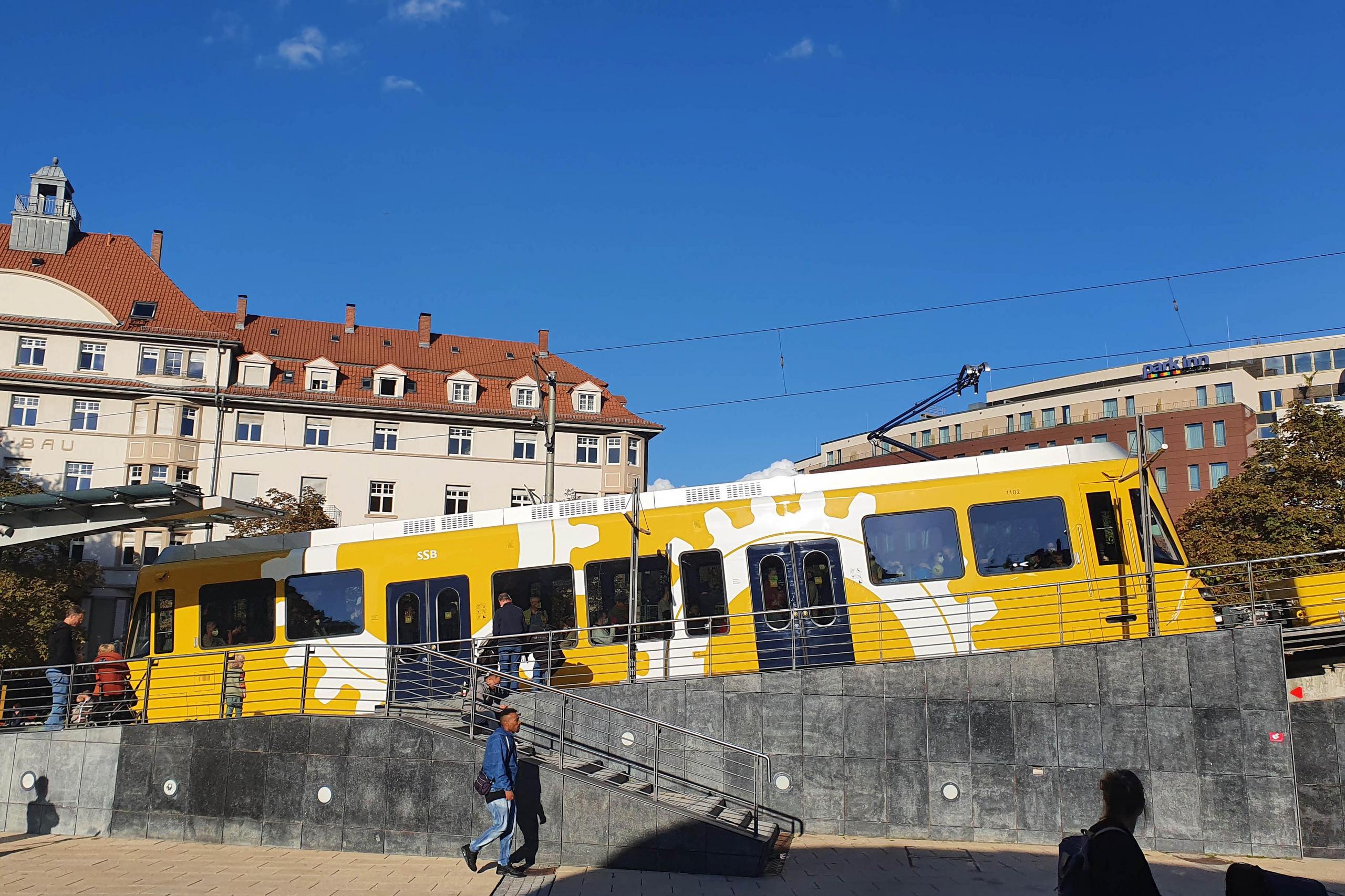 Die Zahnradbahn steht an der Haltestelle Marienplatz.