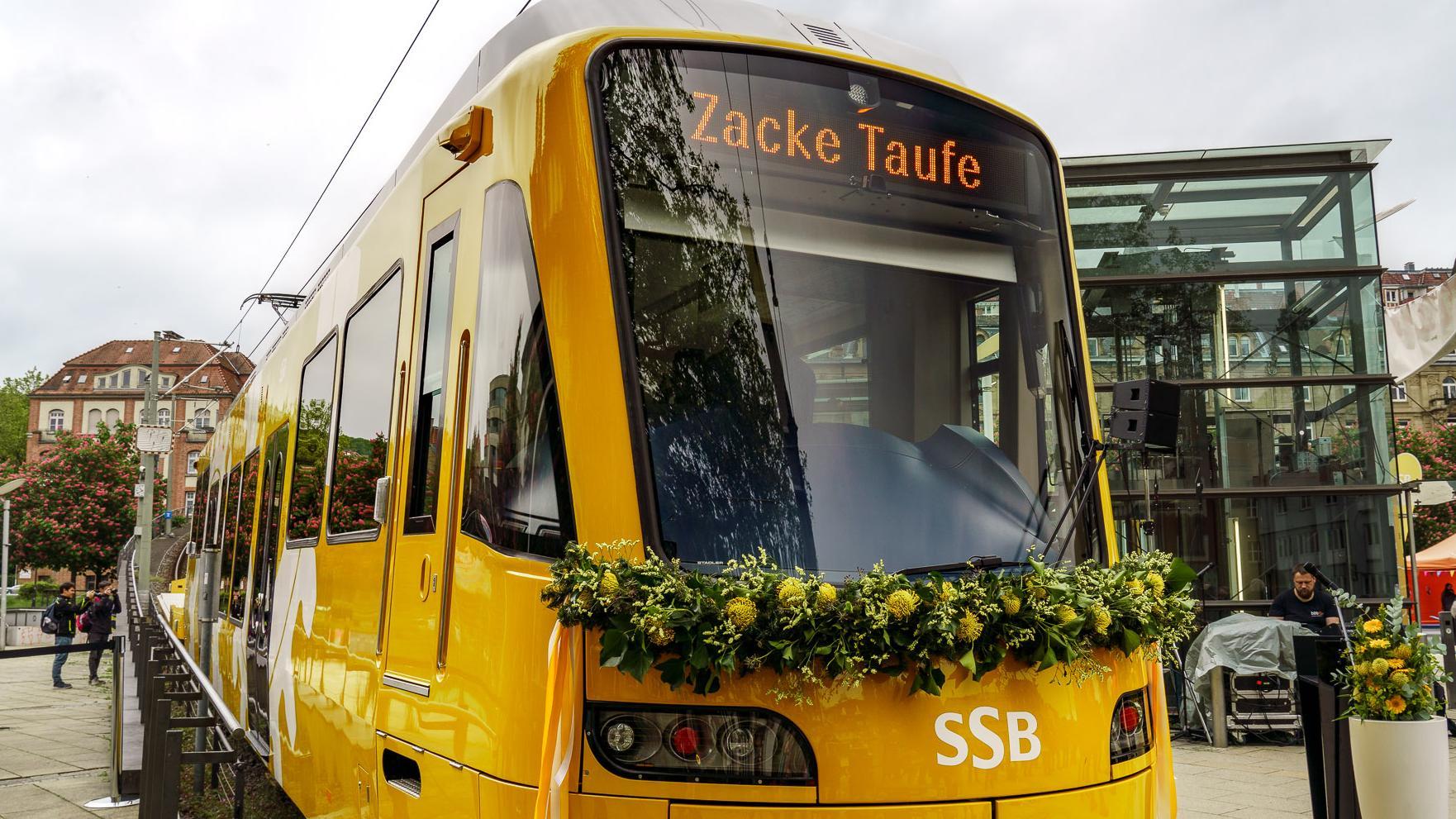 Eine mit Blumen geschmückte Zahnradbahn.