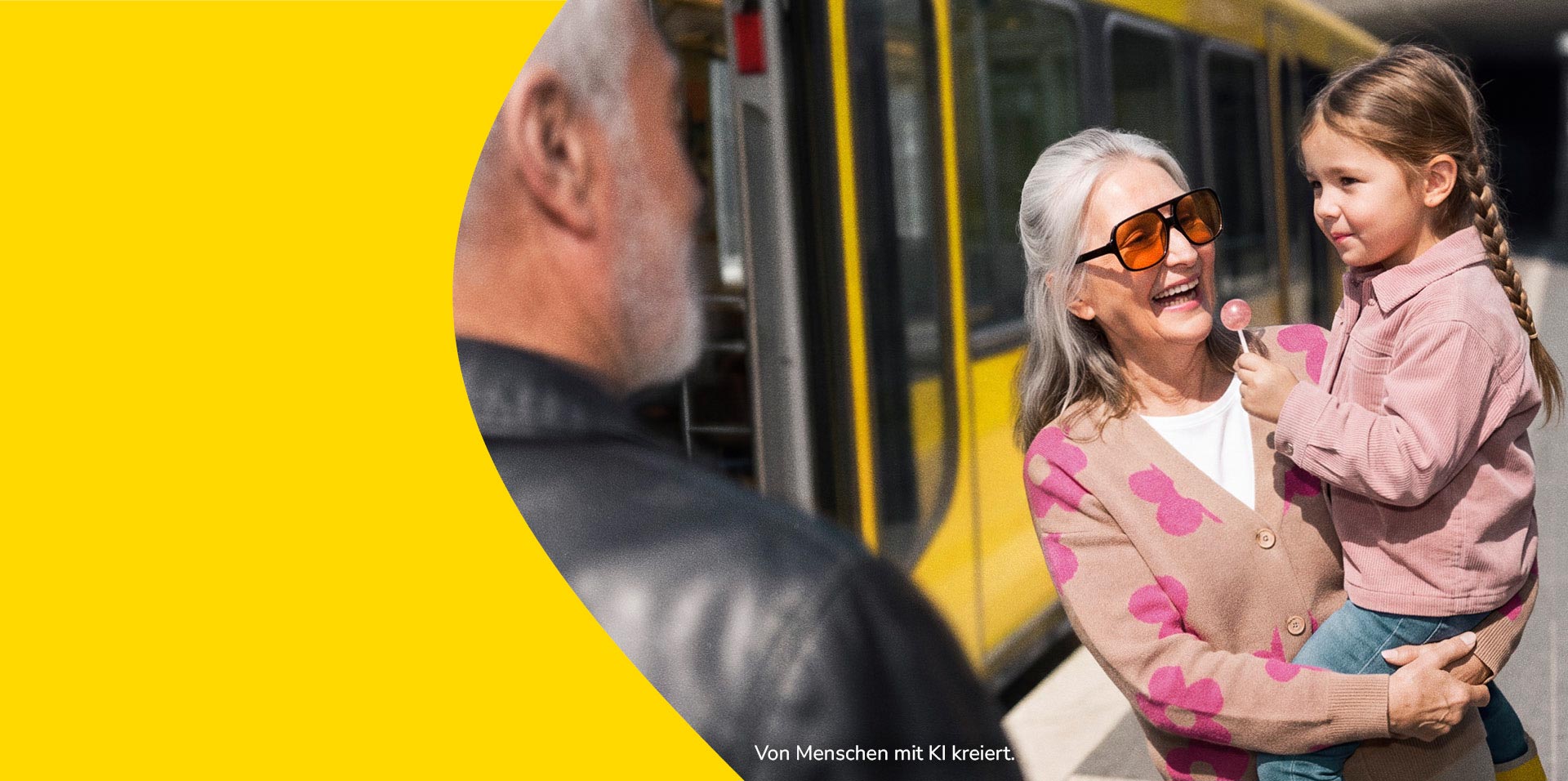 Slider Bühne DeutschlandTicket Herbst Ein ältere Dame steht neben einer Stadtbahn, trägt ein kleines Mädchen im Arm und lächelt.
